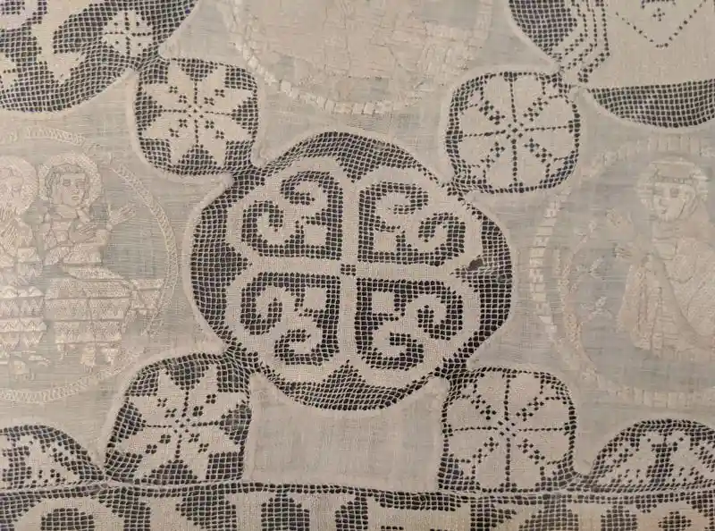 A cross within a four-leaf clover on the altar cloth from the Cistercian convent of Zehdenick, located in St. Nicholas Church